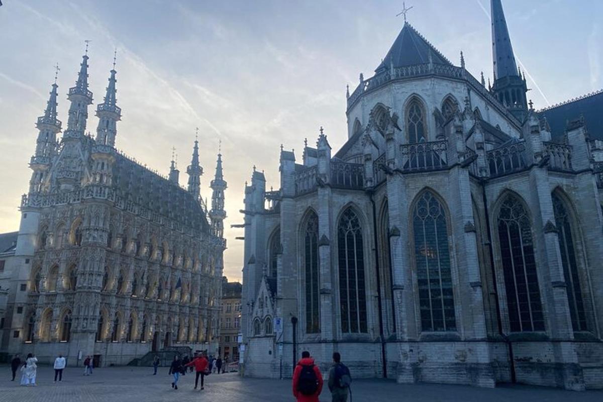 velká katedrála s lidmi procházejícími se před ní
