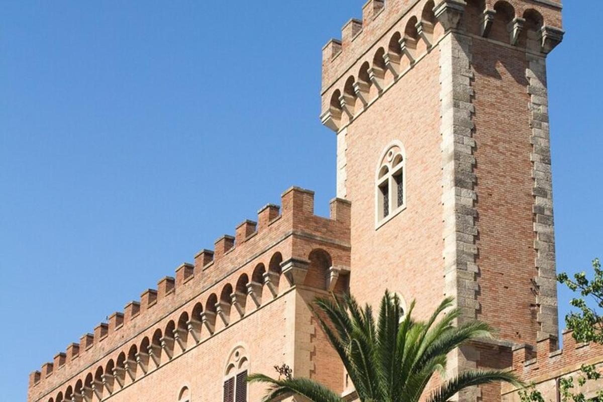 un alto edificio in mattoni con un cielo blu sullo sfondo
