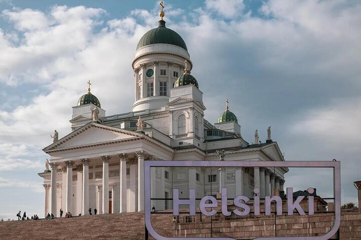 suuri valkoinen rakennus, jonka huipulla on vihreä kupoli