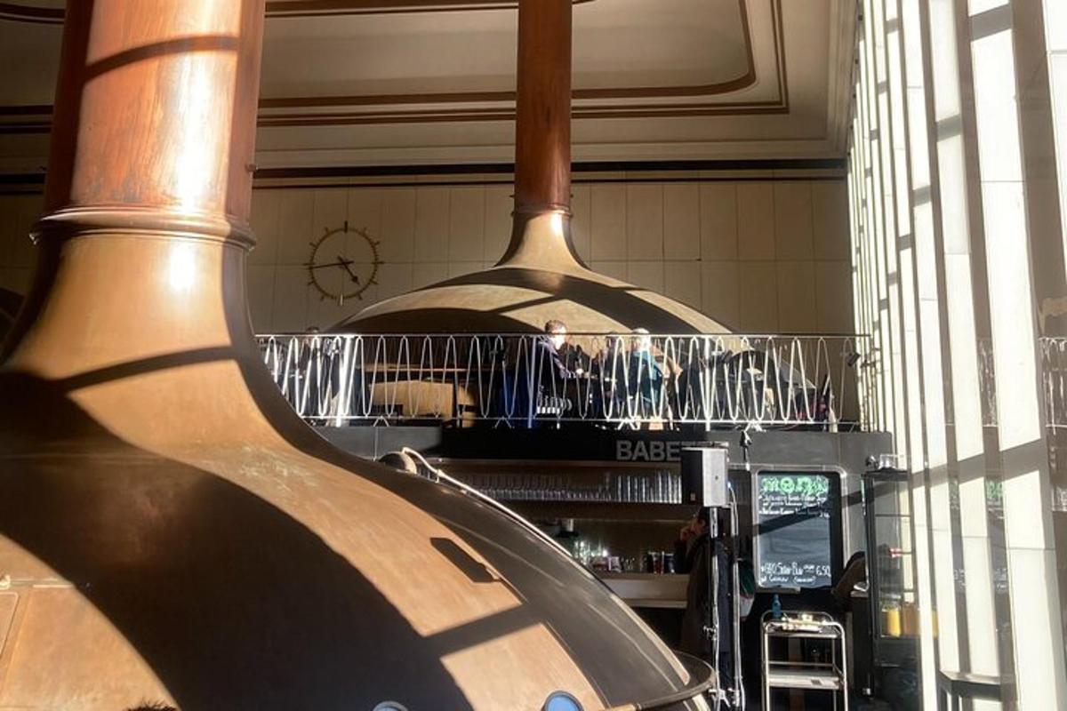 un grande forno per pizza in una stanza con