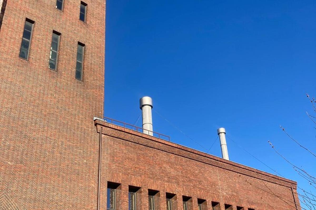 Un edificio de ladrillo con dos chimeneas encima.