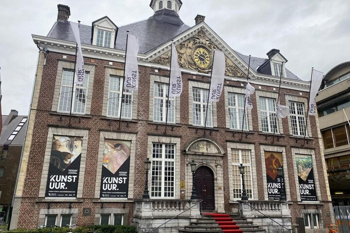 un edificio con un orologio sulla facciata