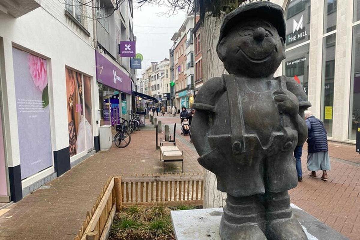 una statua di un bambino su una strada cittadina