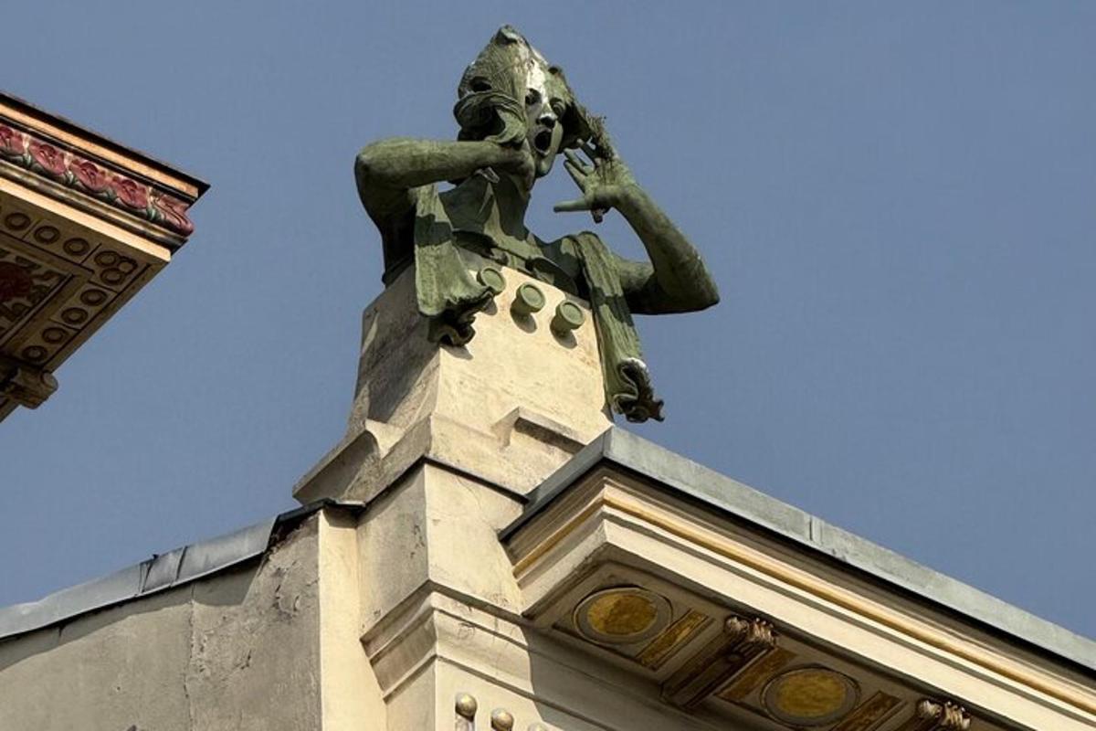 una estatua en lo alto de un edificio
