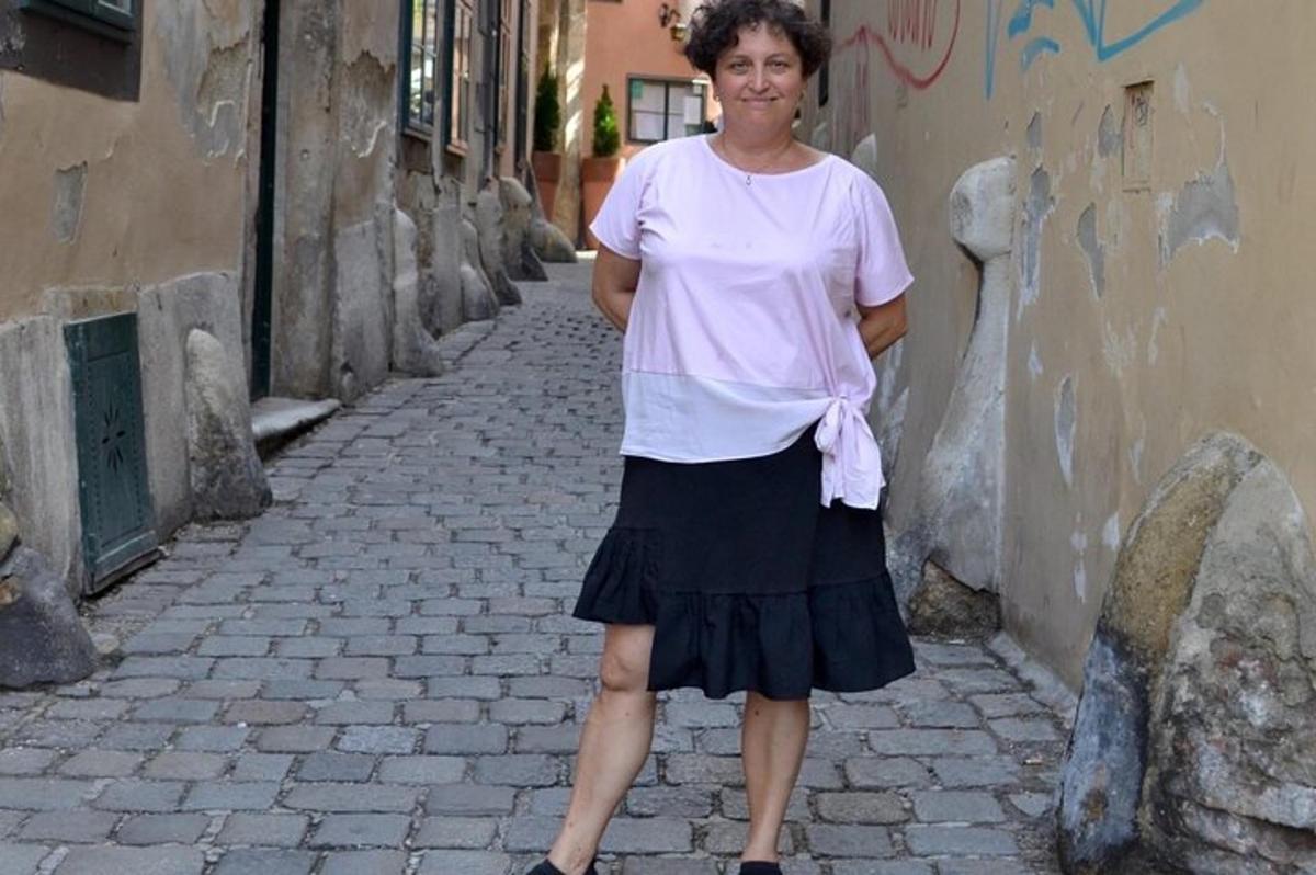 Una mujer está parada en un callejón