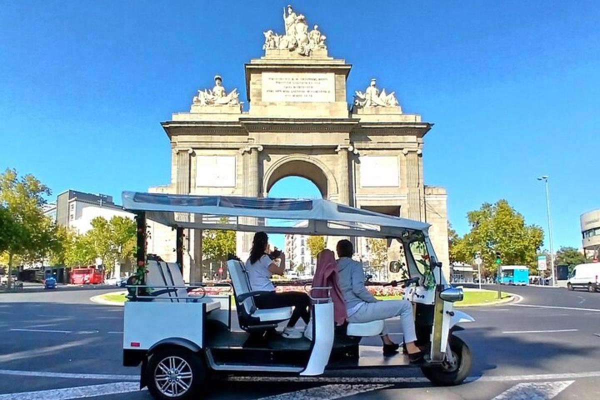 bir binanın önünde golf arabası süren bir grup insan