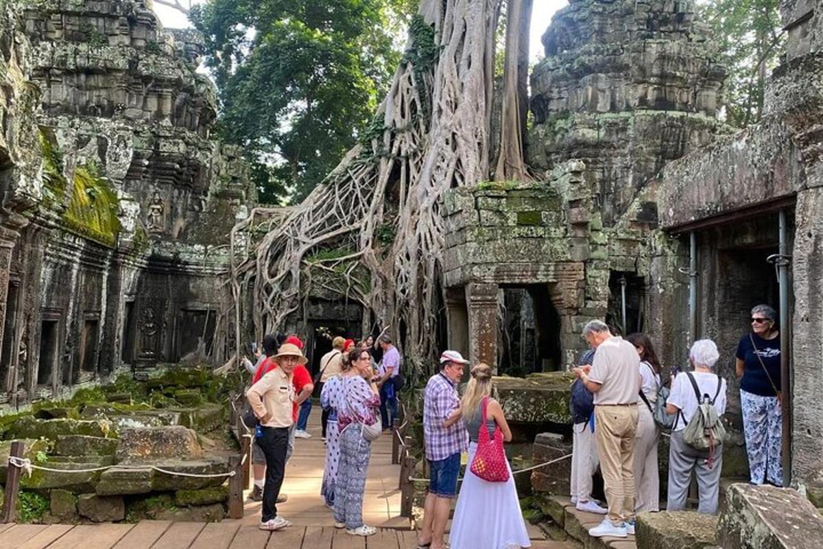 một nhóm người đứng xung quanh trong một ngôi đền