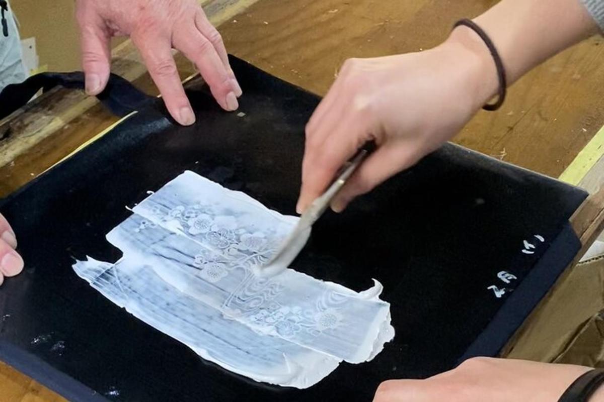 ένα άτομο που κόβει ένα κομμάτι χαρτί με ένα μαχαίρι