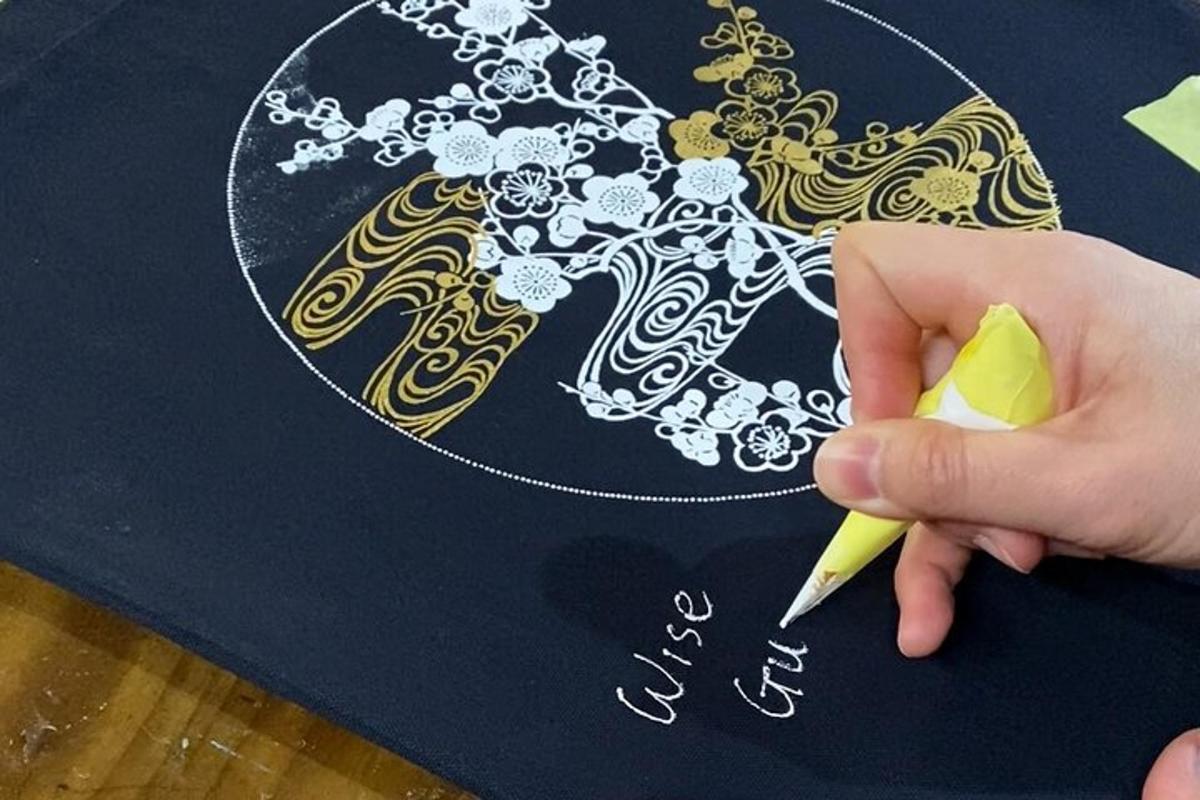 osoba vyřezávající vzor tužkou