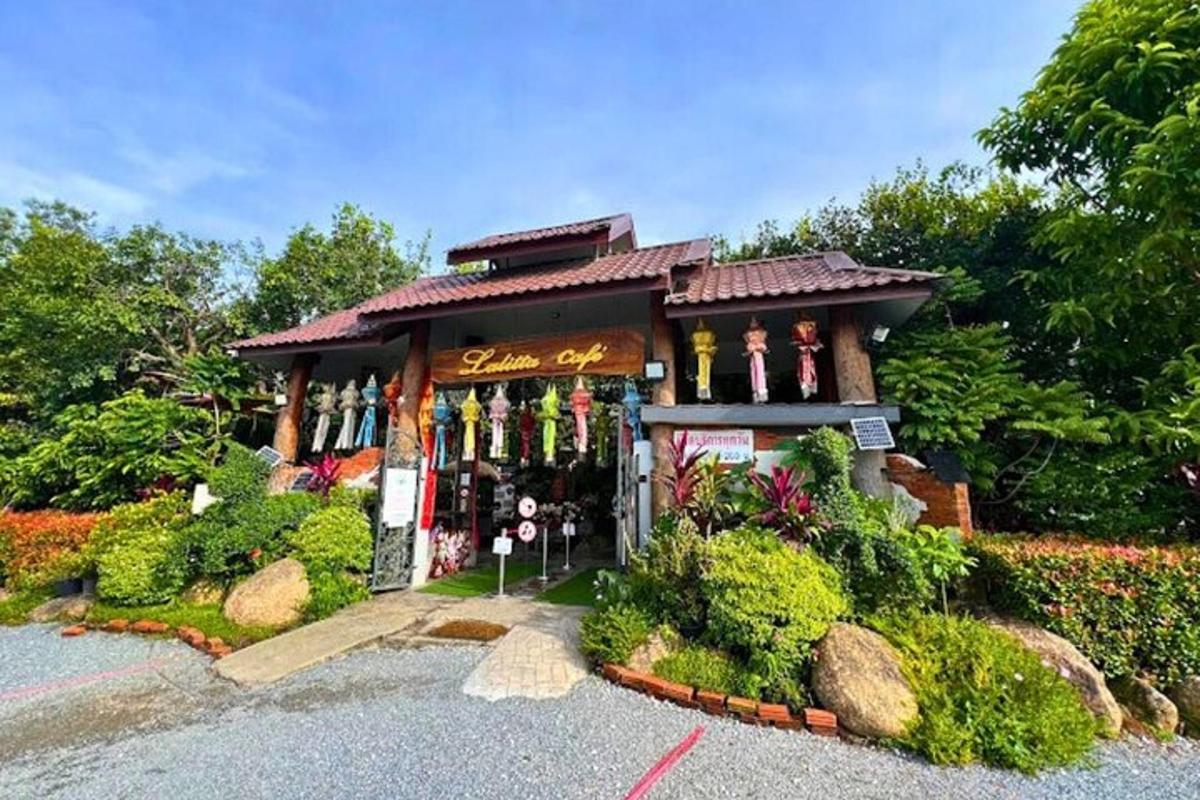 Un pequeño edificio con una tienda en un jardín.