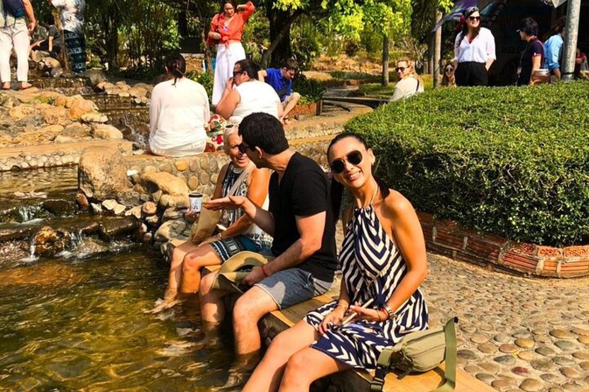 un grupo de personas sentadas junto a un río