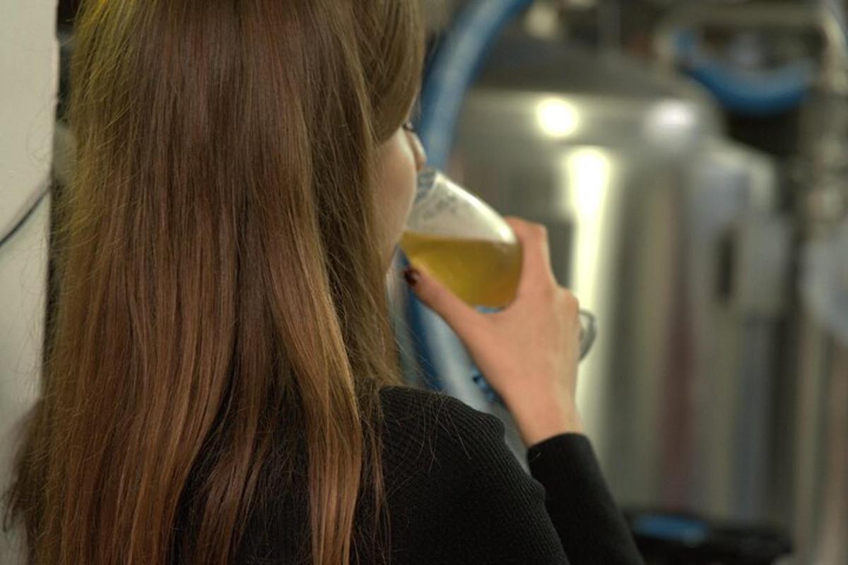 una donna che beve un bicchiere di vino