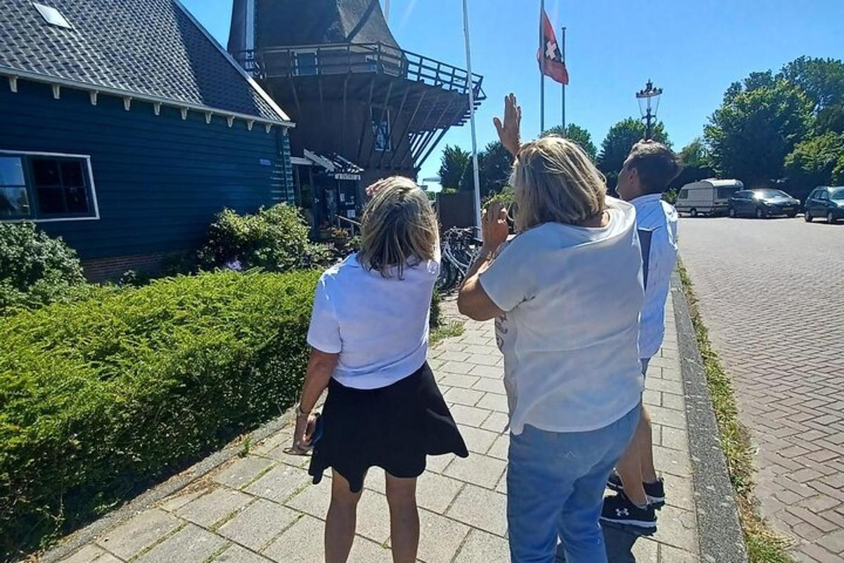 група људи пушта змаја на улици