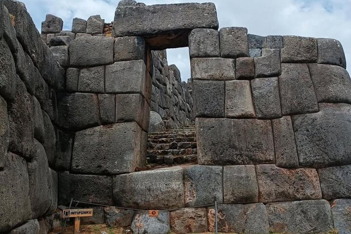un mur de pedra amb un forat