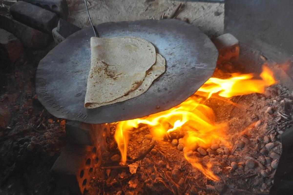una tortilla cotta in padella sul fuoco