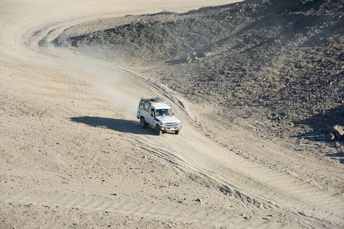 un camion che percorre una strada sterrata nel deserto