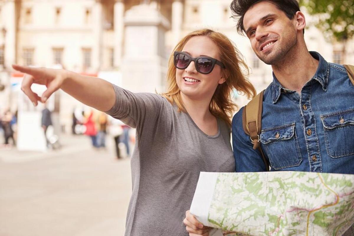 un uomo e una donna che guardano una mappa