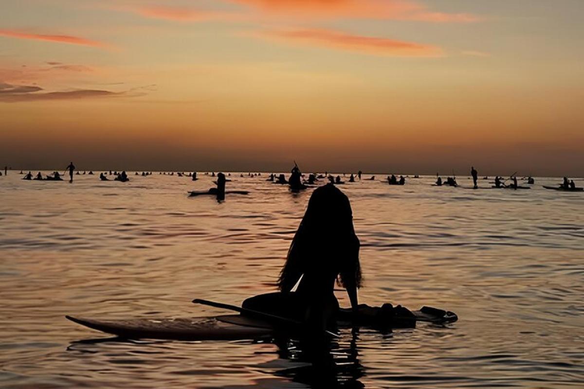 una donna seduta su una tavola da surf in acqua