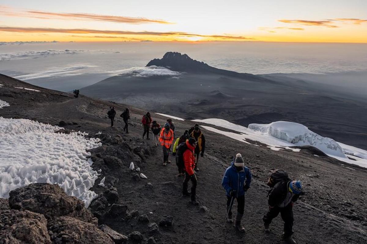 hópur fólks sem gengur upp fjall