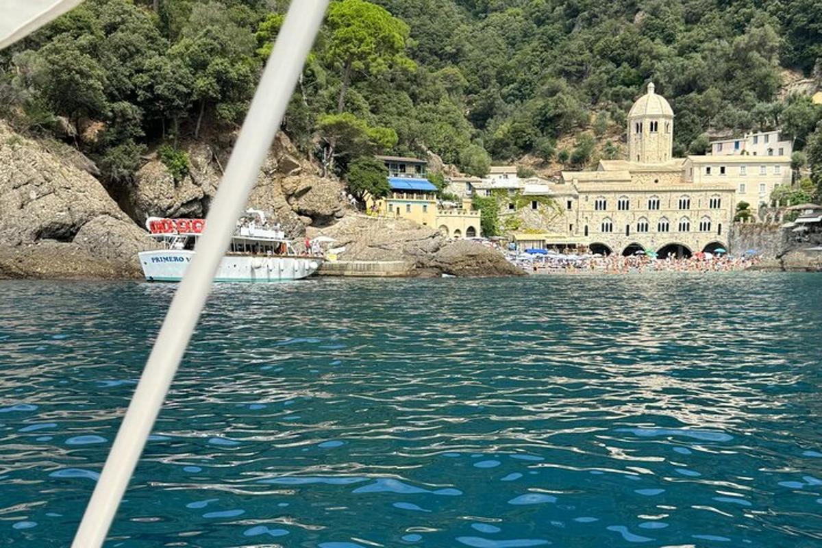 vaizdas į vandens telkinį iš valties