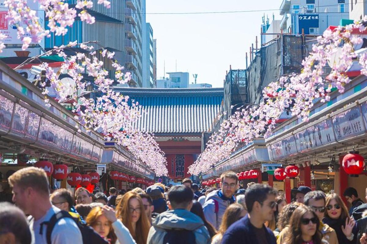 una folla di persone che camminano in un mercato con alberi