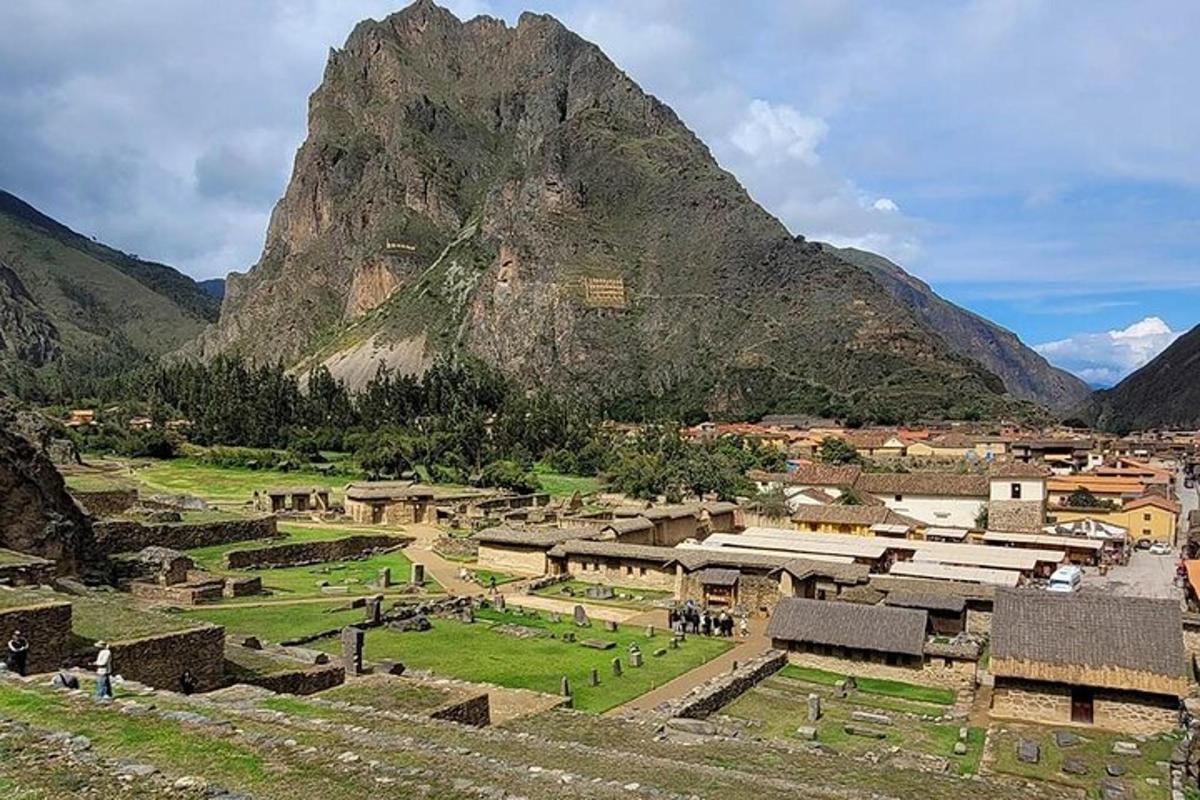 Un antiguo pueblo con una montaña al fondo