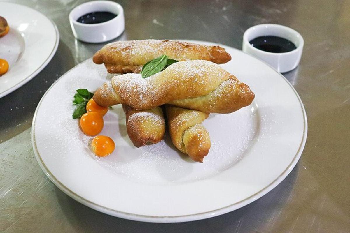 due pasticcini su un piatto bianco su un tavolo