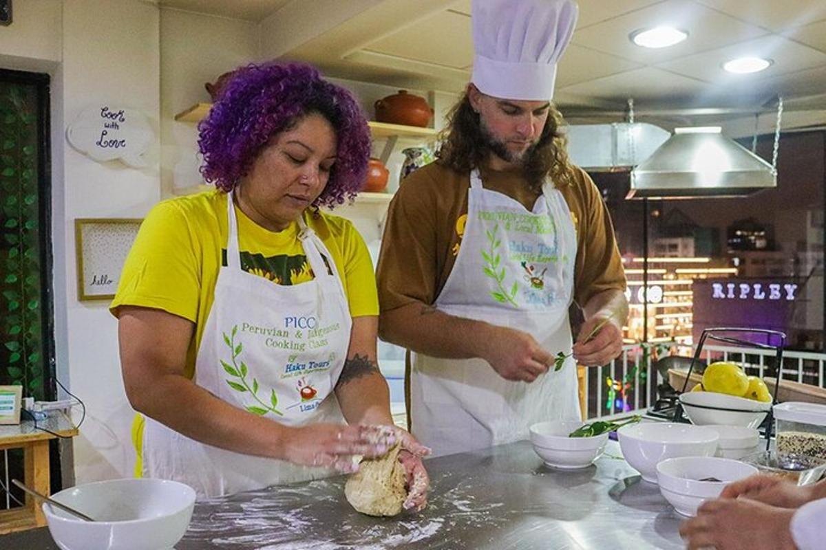 un uomo e una donna in cucina che preparano il cibo