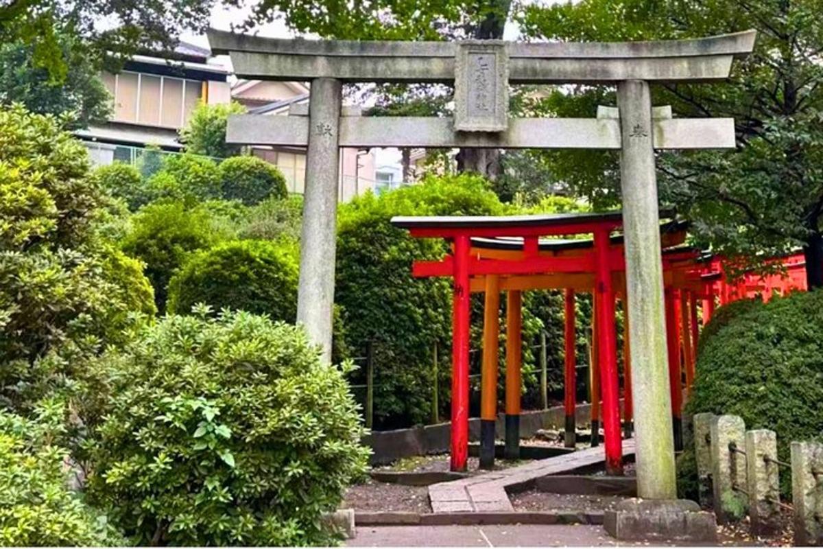 un cancello torii in un giardino di fronte a un edificio