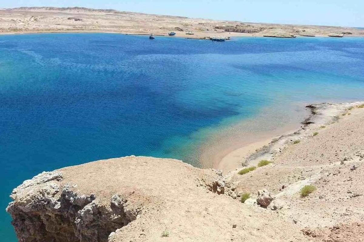 una vista aerea di uno specchio d'acqua