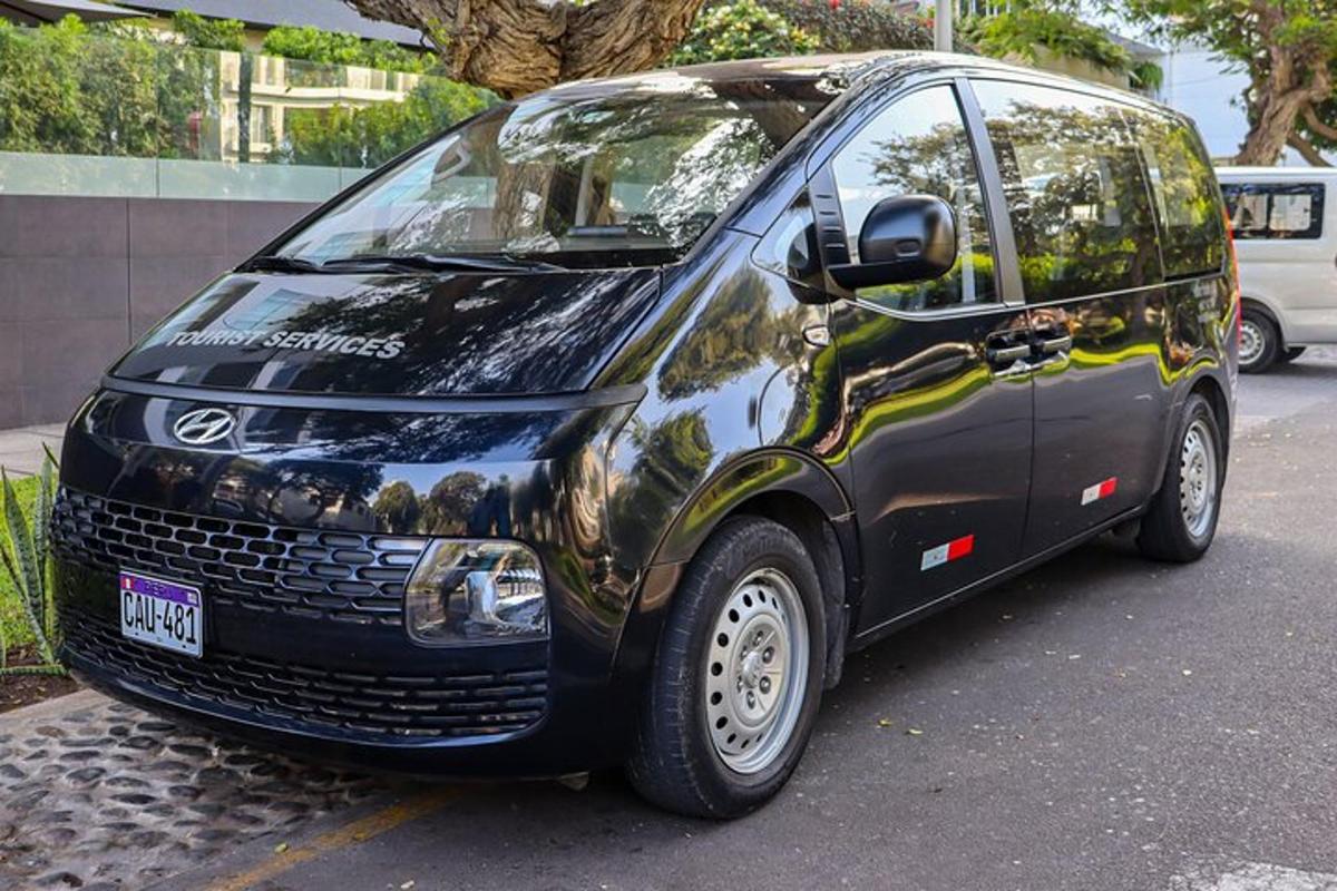 una camioneta negra estacionada al costado de una calle