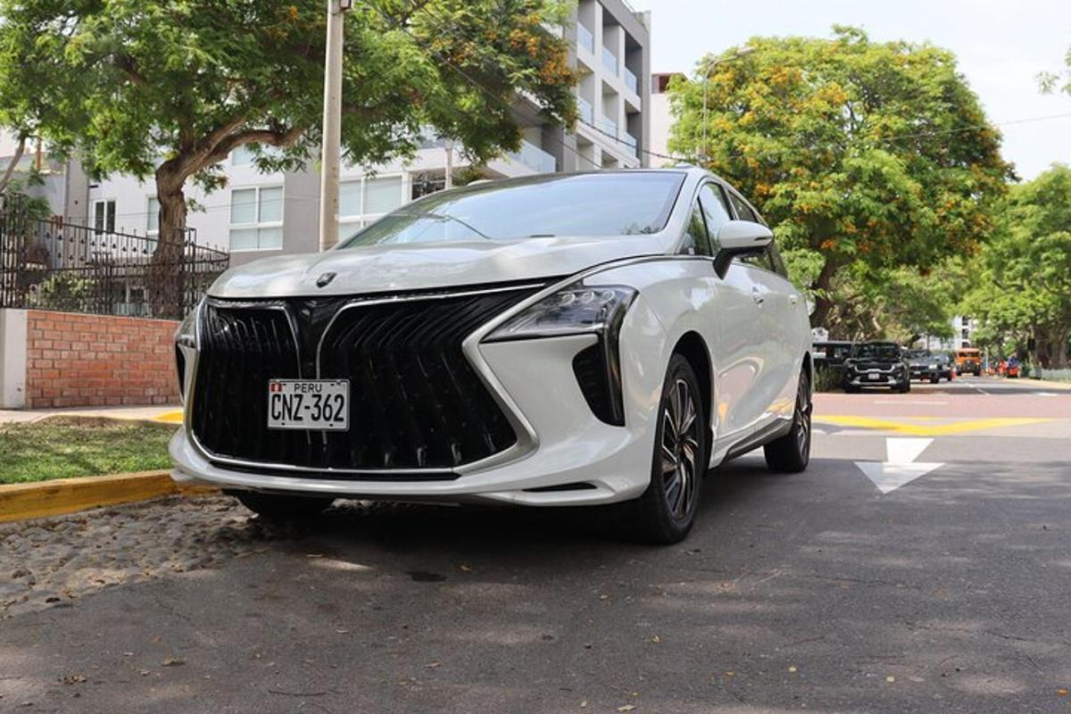 Un Lexus blanco estacionado en una calle.