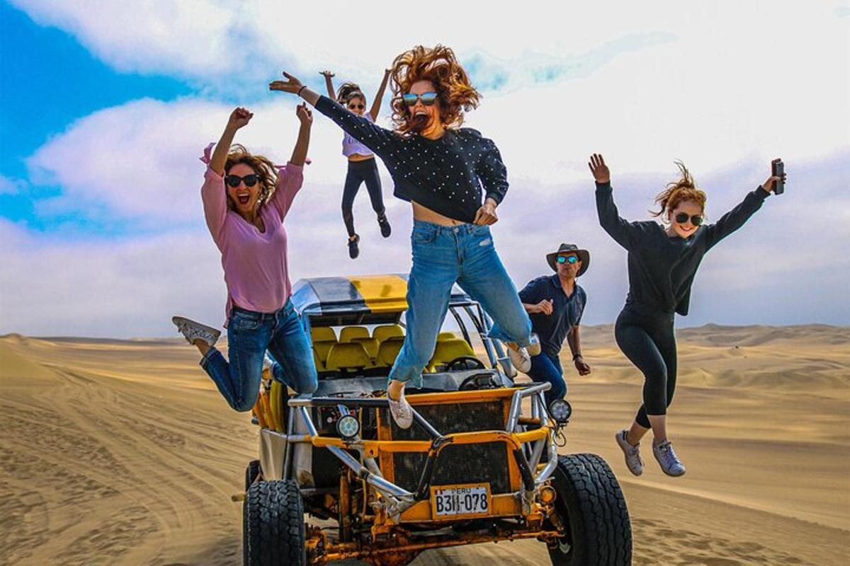un grupo de personas saltando en el desierto