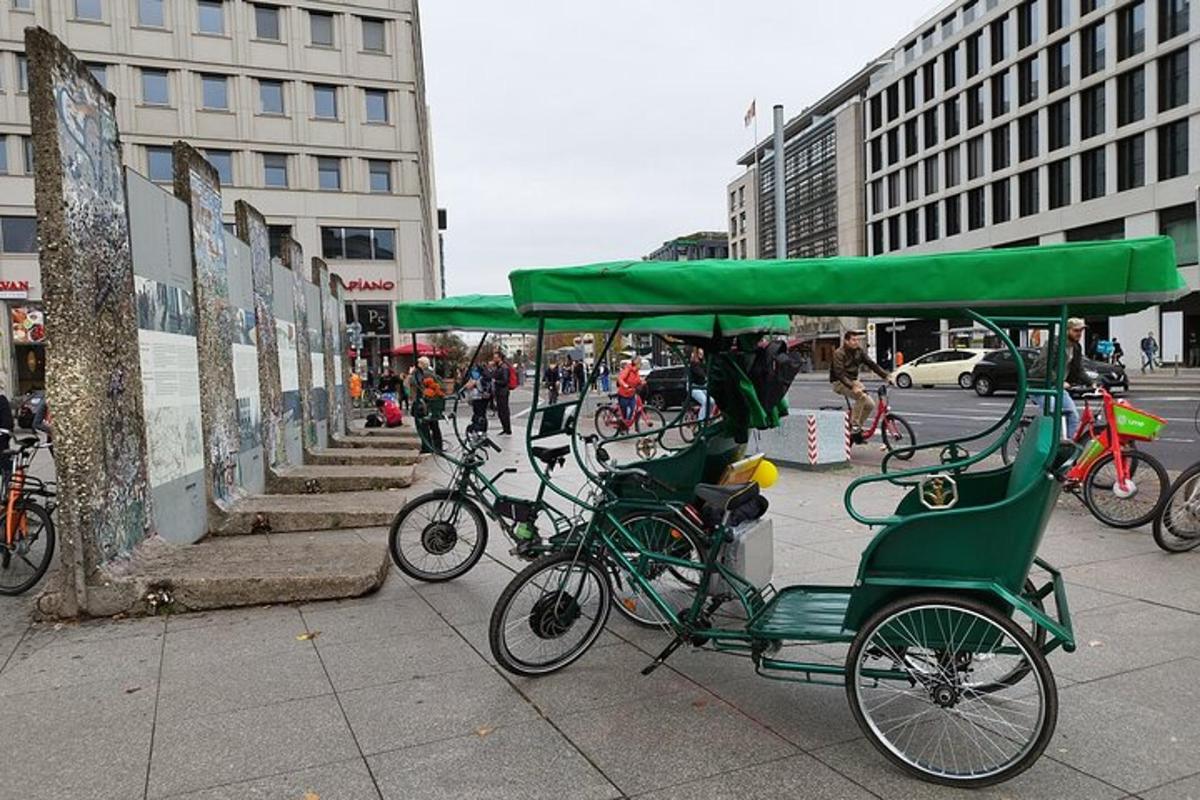 ryhmä vihreitä polkupyöriä pysäköitynä jalkakäytävälle