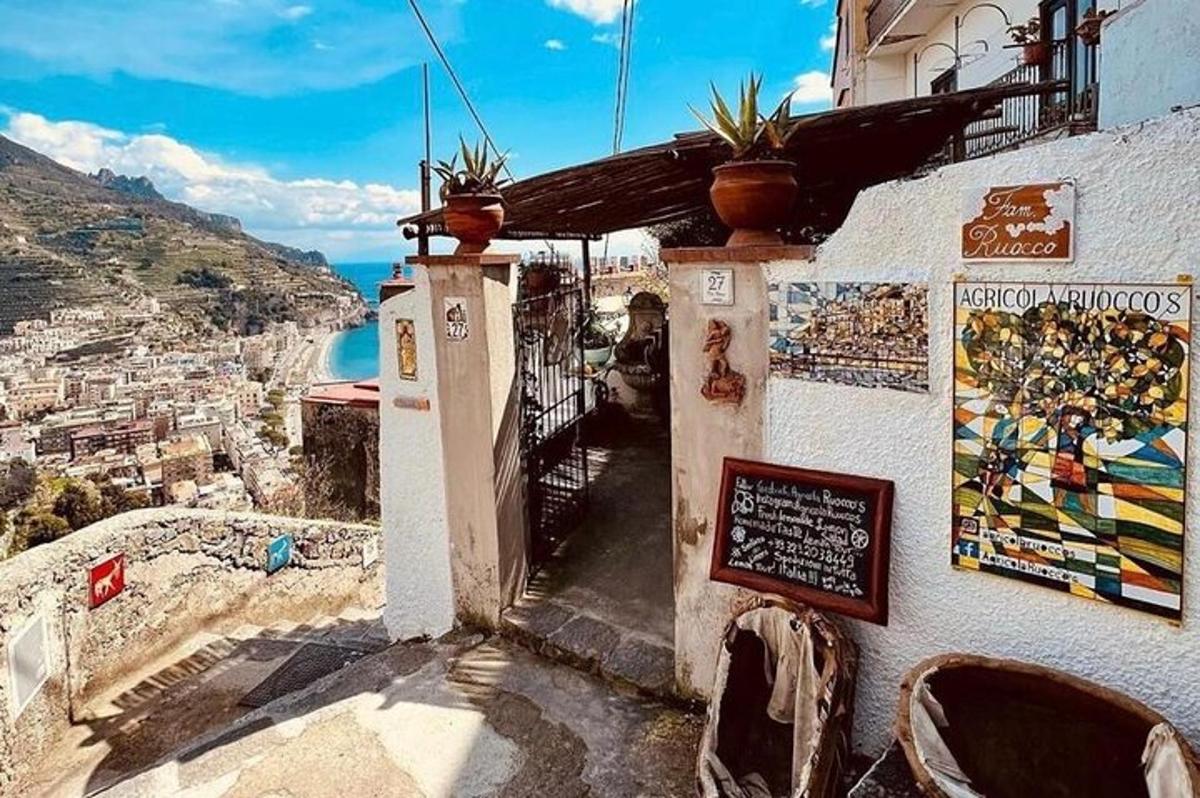 restaurace na útesu s výhledem na oceán