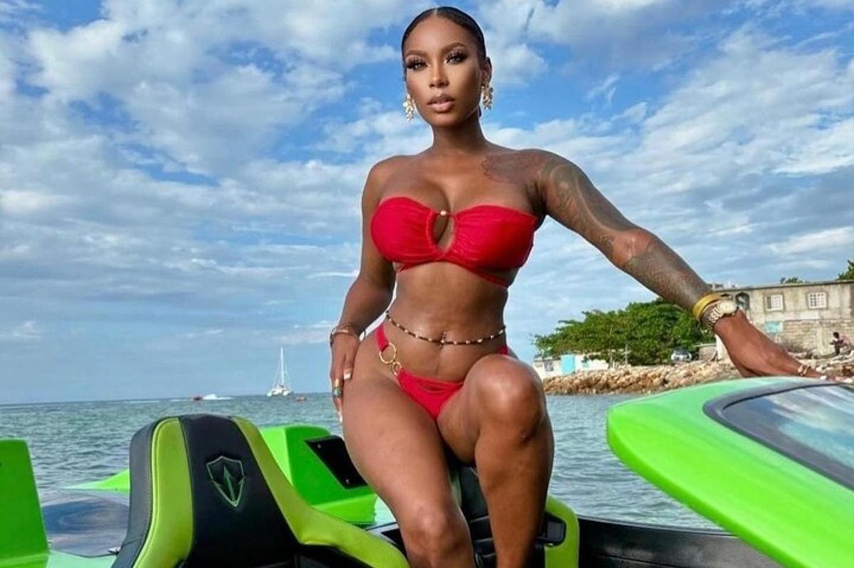 uma mulher de biquíni vermelho sentada em um jet ski