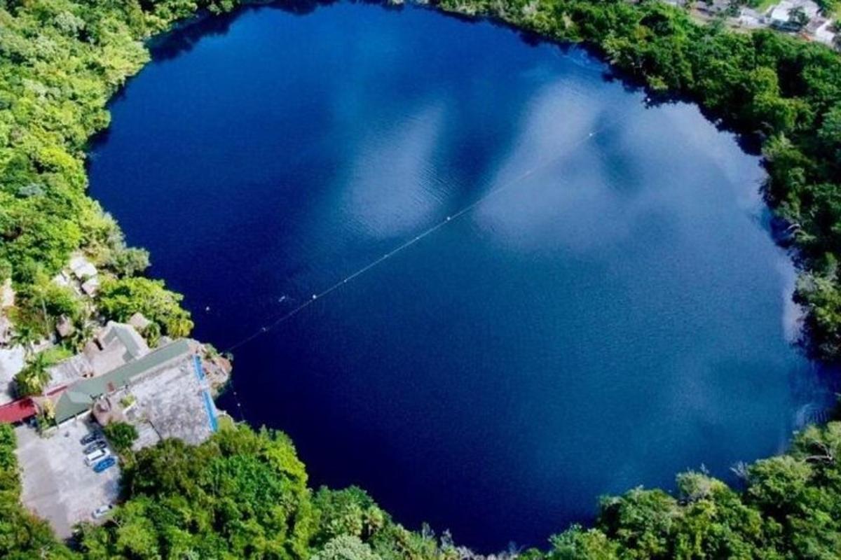 pohled shora na velké modré jezero s drakem