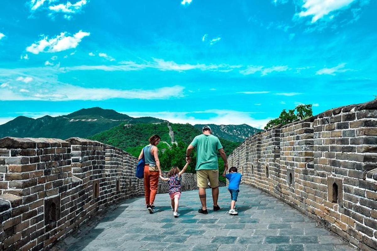 una família caminant per la Gran Muralla