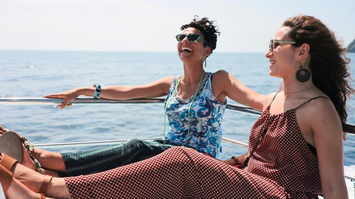 două femei stând pe o barcă în ocean