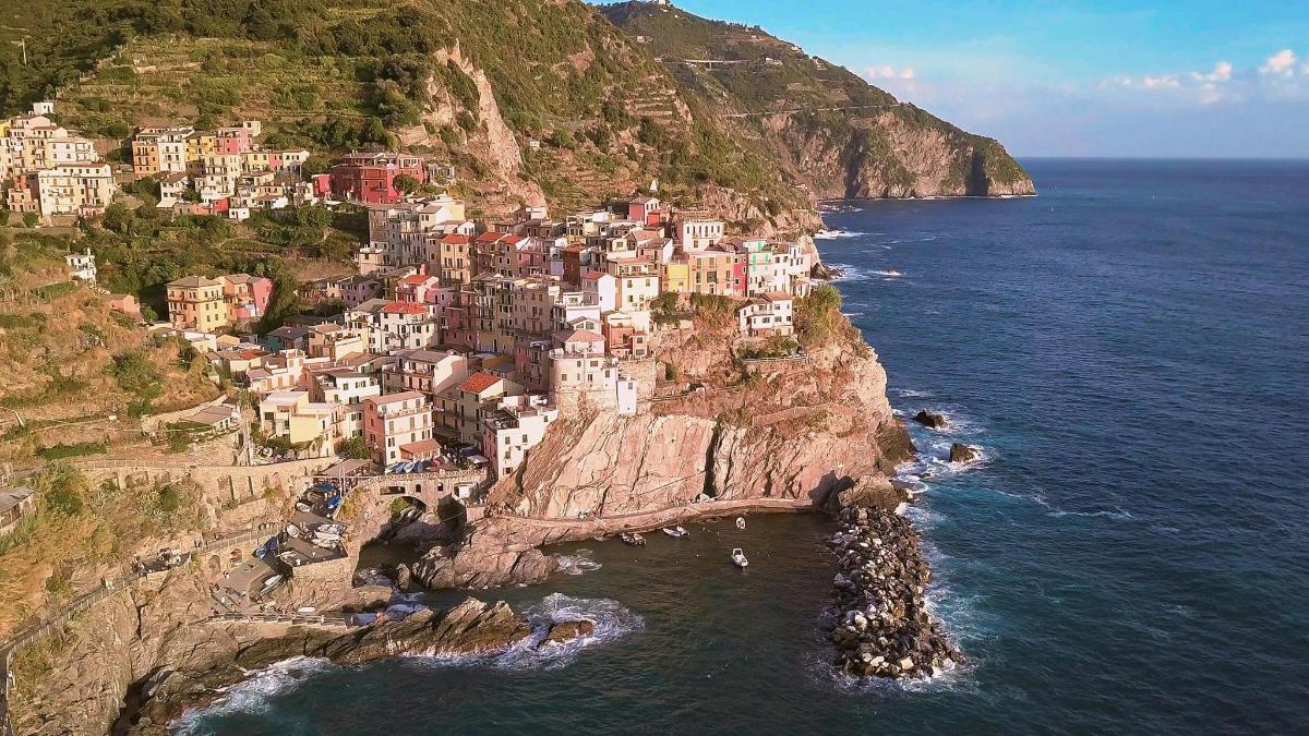 un pueblo en la ladera de una montaña