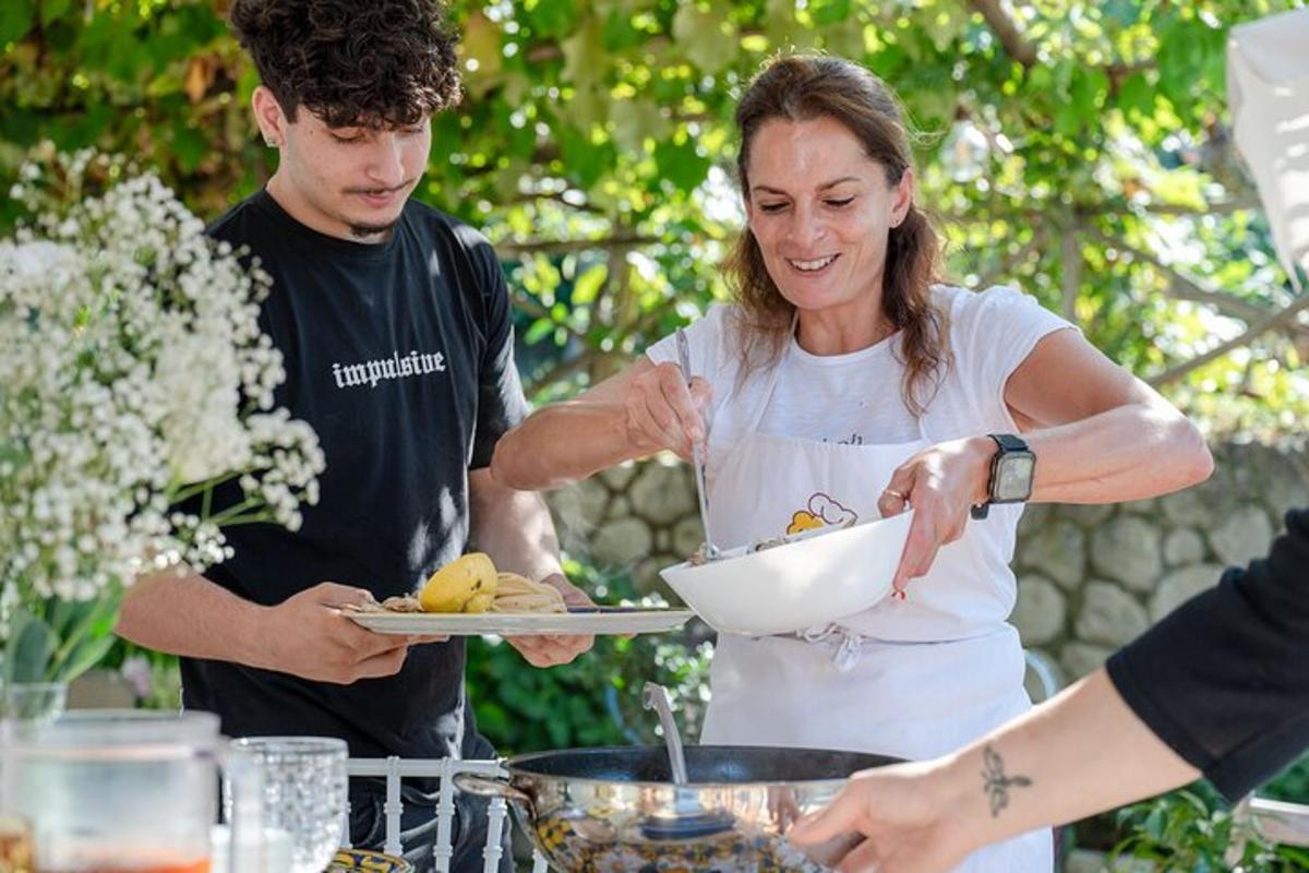 eine Frau hält mit einem Mann eine Schüssel mit Essen