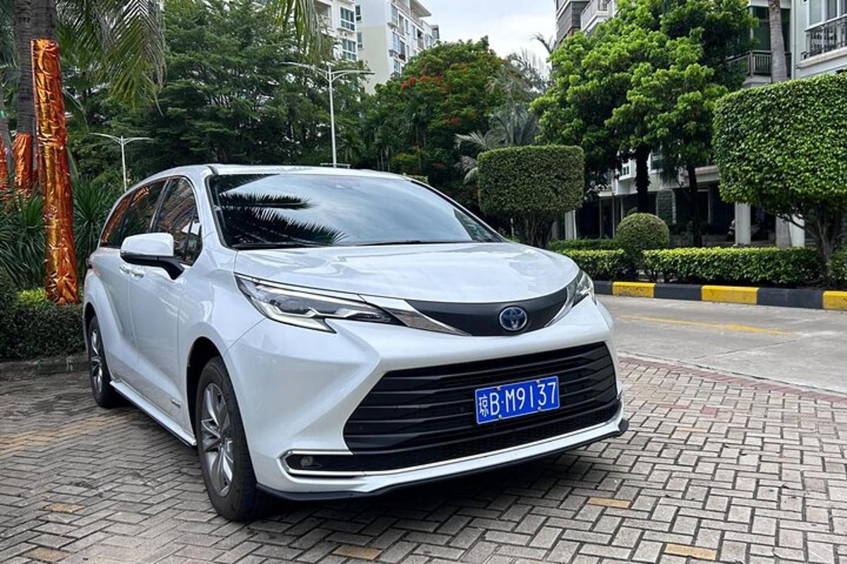 білий автомобіль, припаркований на цегляній вулиці