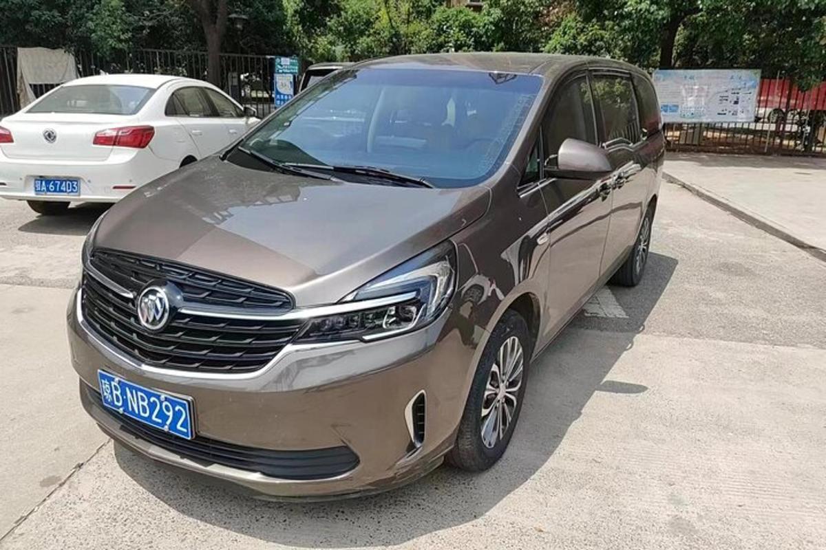 srebrny van zaparkowany na parkingu