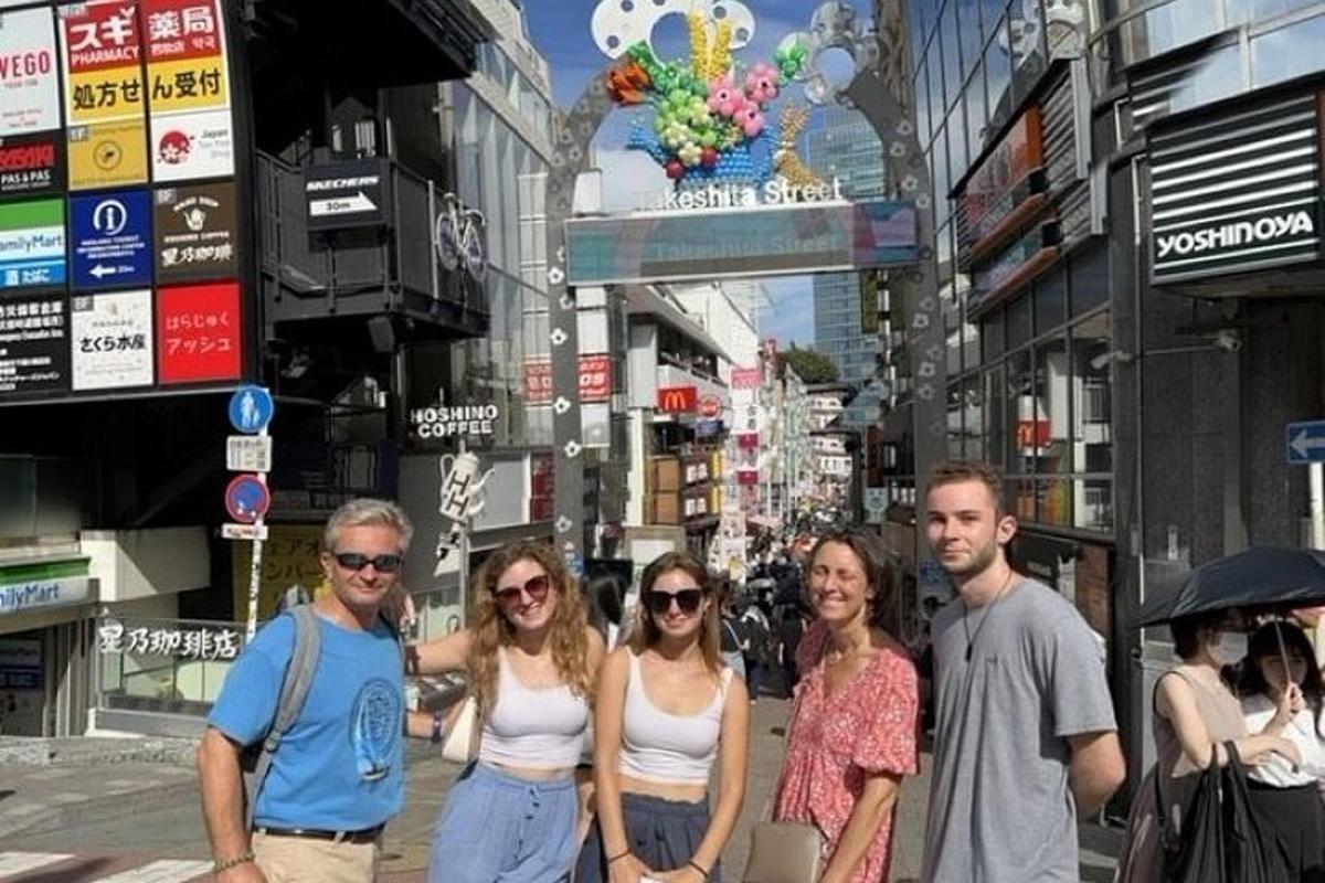skupina lidí stojících na městské ulici