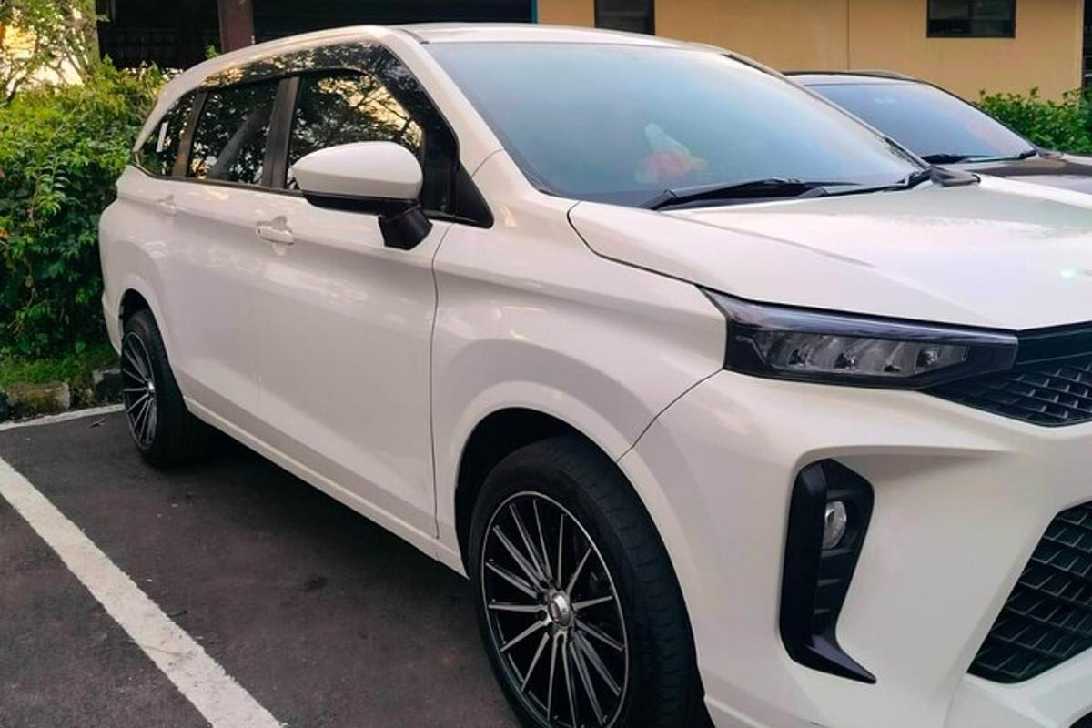 valge auto pargitud parklas