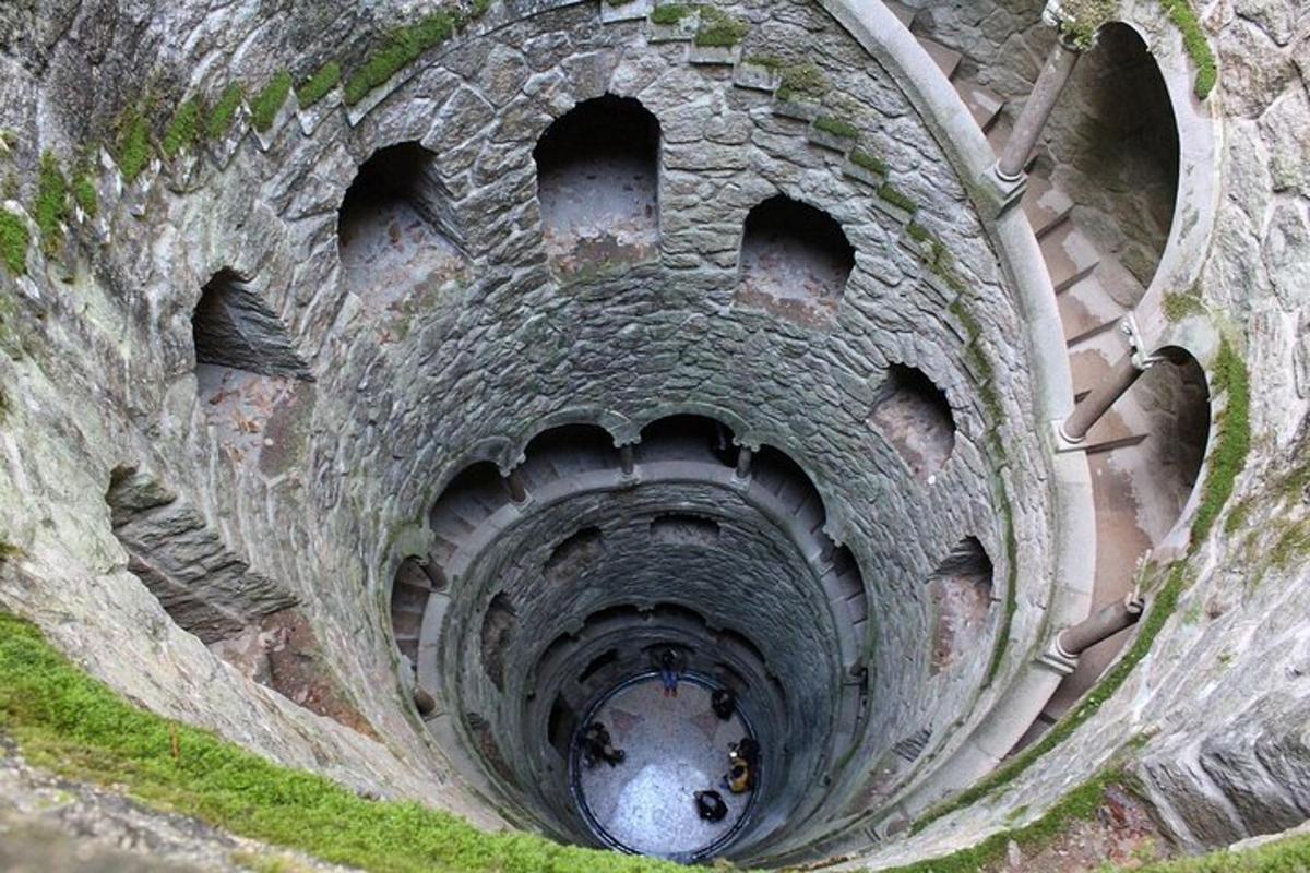 tunel s kupom lukenj v njem