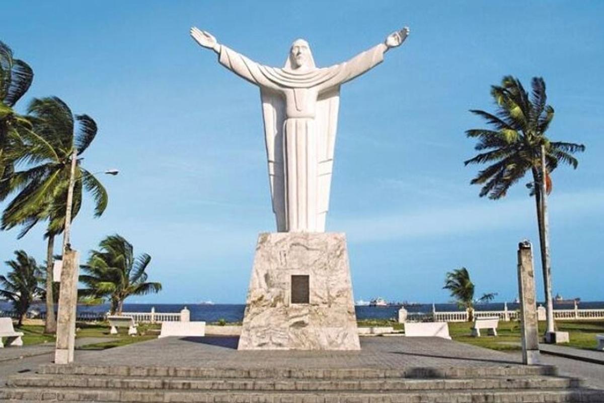 una estatua del Cristo Redentor en la playa