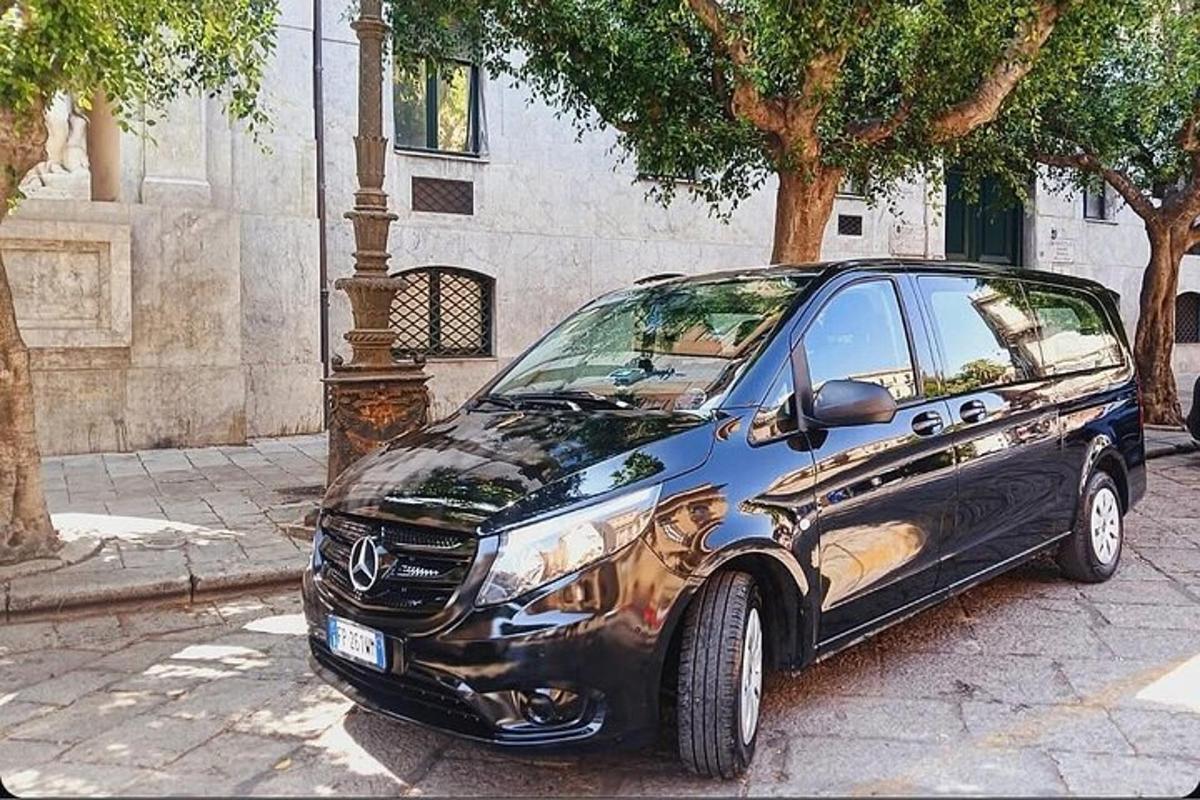um carro azul estacionado em uma rua da cidade