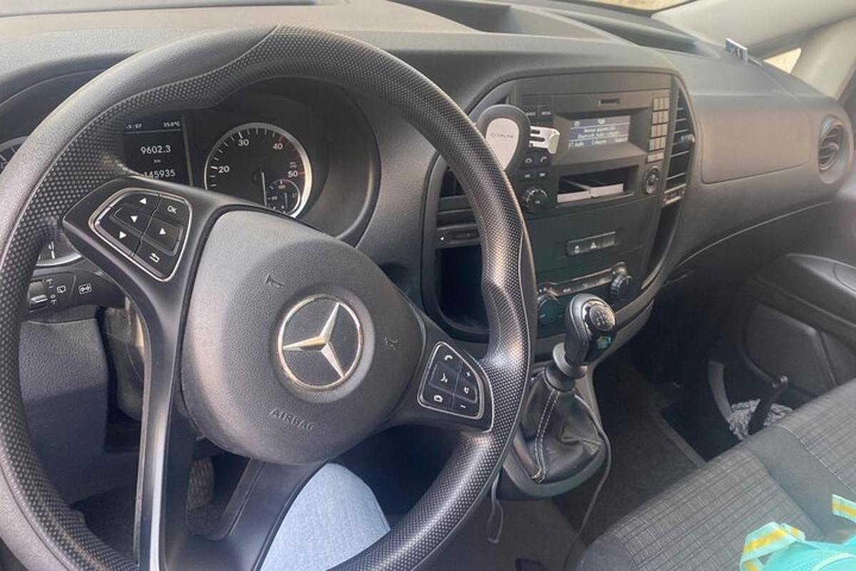 un volante e un cruscotto di un'auto Mercedes-Benz