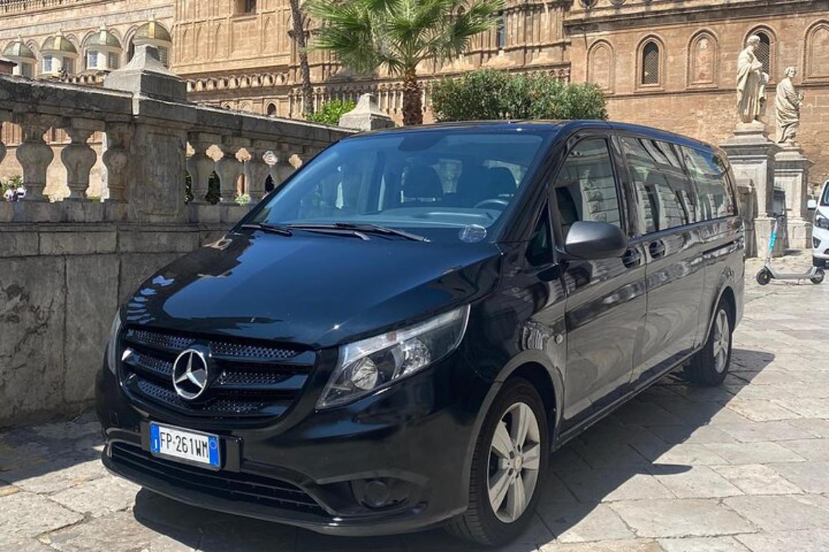 un furgone nero parcheggiato davanti a un edificio